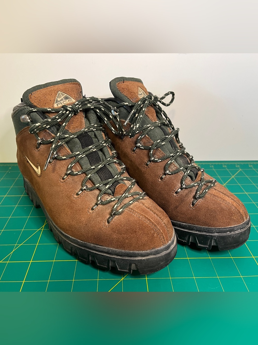 Vintage Women’s 1998 Nike ACG Air Gimli Hiking Boots US 9